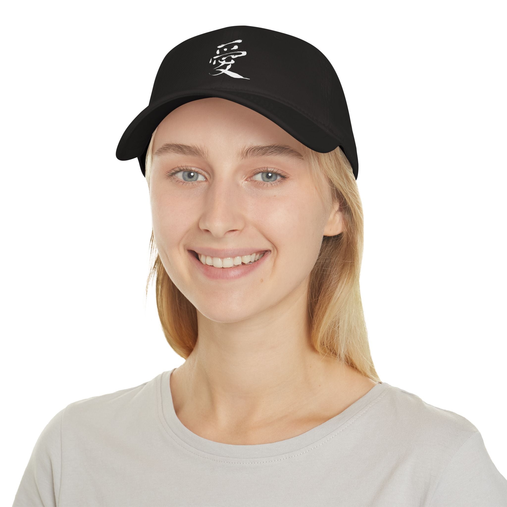 Red Low-Profile Cap with White '愛' (Love) Kanji — Casual Asian-Inspired Baseball Hat